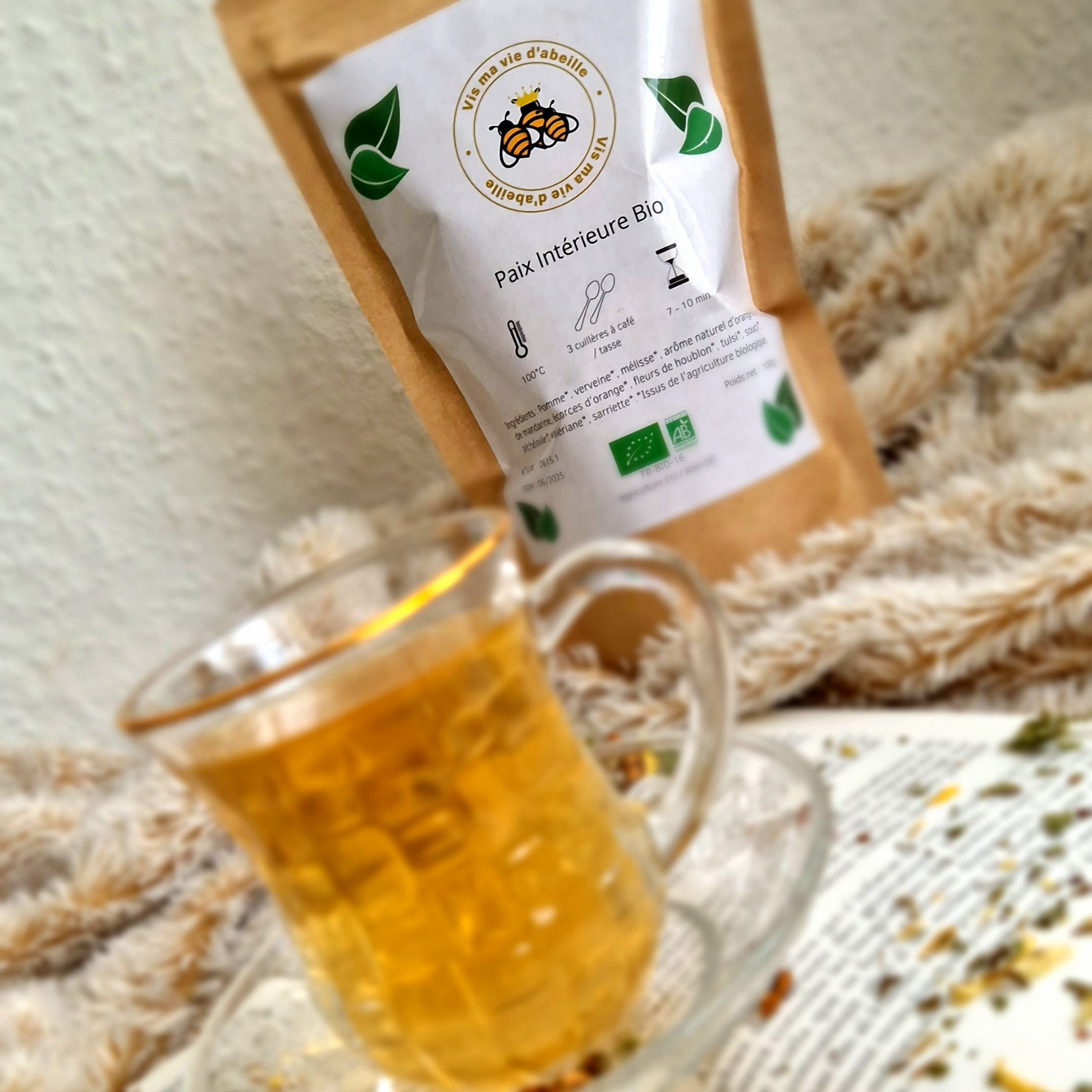 Du thé relaxant et un livre pour une ambiance de sérénité et de calme